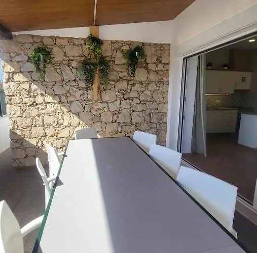 Oura V2 Jacaranda Villa