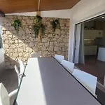 Oura V2 Jacaranda Villa